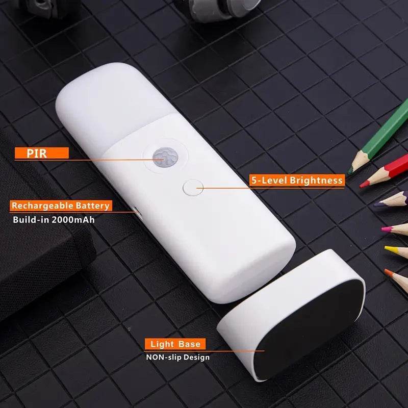 LED naktinė lemputė su judesio jutikliu