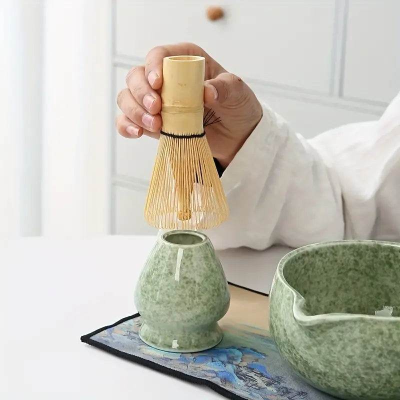 matcha rinkinys su šluotele ir dubenėliu